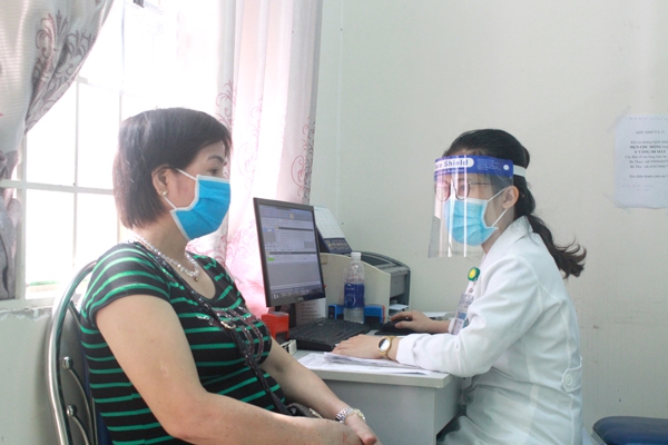 Bác sĩ Bệnh viện Da liễu Đồng Nai tư vấn về sử dụng mỹ phẩm và liệu trình làm đẹp cho bệnh nhân