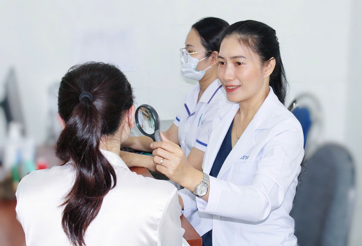 Khám và điều trị bệnh da liễu